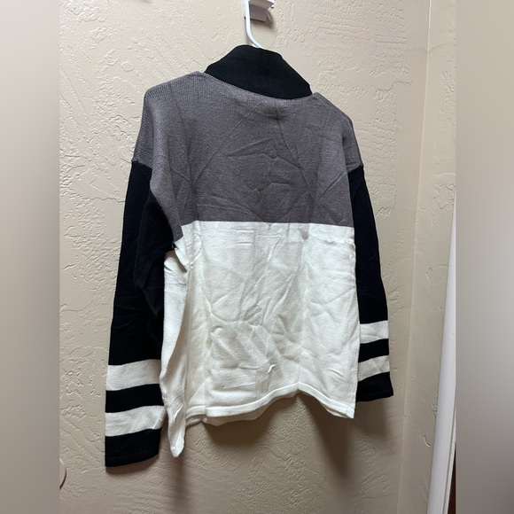 Xieerduo - Black and White Sweater with Striped Sleeves - Picture 6 of 7